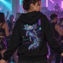 Schwarzer Axolotl Hoodie mit Cyberpunk-Rückenmotiv  einer Frau beim Tanzen